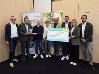Foto: Von links: Jouke Landman, Regionalleiter Nord Süwag Energie AG, Bürgermeister Michael Christ, Tobias Leistner, Leiter Markenkommunikation Süwag Energie AG, Beate Hausmann, Projektverantwortliche der Verbandsgemeinde Asbach, Landrat Achim Hallerbach, Thomas Günster, Projektverantwortlicher und Klimaschutzbeauftragter der Verbandsgemeinde, Stephanie Ditscheid, Referentin Markenkommunikation Süwag Energie AG, Christian Weber, Regionalleitung Nord Süwag Energie AG. (Fotograf Dennis Düber/Süwag)
