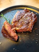 Foto: Auch Schmackhaftes vom Wagyu-Rind wird bei den 2. Naturgenuss Westerwälder Beef Wochen geboten: Foto: Jörg Hohenadl – WFG Neuwied