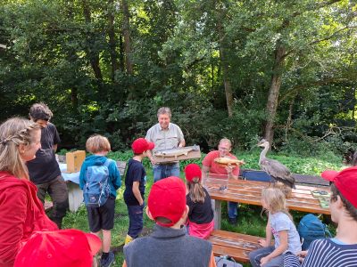 Mit großer Begeisterung verfolgten die Kinder die Ausführungen von Friedhelm Kurz zur vielfältigen Tierwelt des Saynbachs. Foto: Stephan Hoffmann / Kreisverwaltung Neuwied