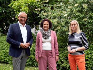 Büroleiterin Diana Wonka (rechts) und Landrat Achim Hallerbach gratulierten der Personalratsvorsitzenden Birgit Eisenhuth zur Wiederwahl. Foto: Martin Boden / Kreisverwaltung Neuwied