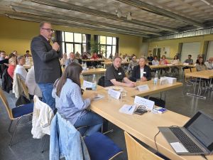 Foto: Zum Neustart der Regionalen Pflegekonferenz des Landkreis Neuwied konnte der 1. Kreisbeigeordnete Philipp Rasbach nach zweijähriger Pause rund 60 Vertreter von Einrichtungen, Dienste und Institutionen der pflegerischen Angebotsstruktur im Landkreis Neuwied begrüßen. Foto: Eva Fink / Kreisverwaltung Neuwied