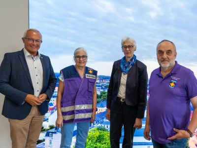 Landrat Achim Hallerbach traf sich jetzt zum fachlichen Austausch im Kreishaus mit (von rechts) dem Ehrenamtskoordinator der Notfallseelsorge im Landkreis Neuwied, Hermann-Josef Schneider und den Notfallseelsorgerinnen Christel Krupp und Monika Kukla. Foto: Julia Hinz / Kreisverwaltung Neuwied