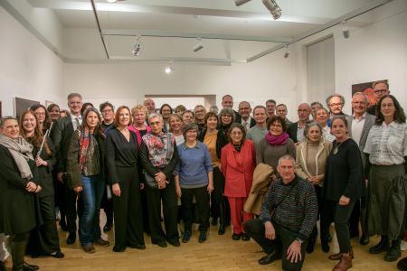 Landrat Achim Hallerbach, Museumsleiterin Jennifer Stein und der Vorstandsvorsitzende der Sparkasse Neuwied, Thomas Paffenholz, freuen sich über 71 Werke von 50 Künstlerinnen und Künstlern, die im Rahmen der Jahreskunstausstellung 2025 bis 11. Januar 2026 im Roentgen-Museum ausgestellt sind. Foto: Thomas Herschbach