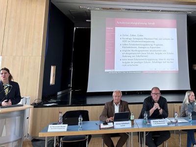 Im Rahmen einer gemeinsamen Sitzung von Kreisausschuss und Schulträgerausschuss in der Aula der Neuwieder David-Roentgen-Schule ist jetzt die Fortschreibung der Schulentwicklungsplanung 2025 auf den Weg gebracht worden. Präsentiert wurde die Planung von Frau Dr. Anja Reinermann-Matatko, deren gleichnamiges Bonner Beratungsbüro vom Kreistag zum Ende des vergangenen Jahres mit der Entwicklung des neuen Schulentwicklungsplans beauftragt worden war. Fotos: Thomas Herschbach