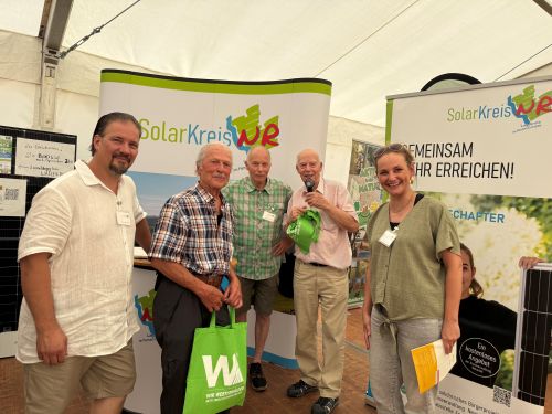 Kreis-Klimaschutzmanagerin Janine Sieben und ihre Solarbotschafter warben bei den Westerwälder Holztagen engagiert für die Nutzung regenerativer Energien. Foto: Martin Boden / Kreisverwaltung Neuwied