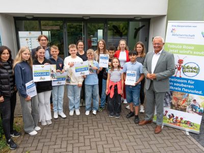 Die Schülerinnen und Schüler wurden von Landrat Achim Hallerbach und Vorstand der Abfallwirtschaft Jörg Schwarz persönlich ausgezeichnet. Foto: Martin Boden.