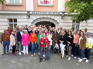 Rund 40 Teilnehmerinnen und Teilnehmer aus den Sparten Gästeführung, Kultur, Tourismus, Hotellerie und Gastronomie waren beim 5. Netzwertreffen im Roentgen-Museum mit Landrat Achim Hallerbach zusammengekommen, um sich über aktuelle Entwicklungen und neue Potenziale im Bereich Gästeführungen auszutauschen. Foto: Thomas Herschbach