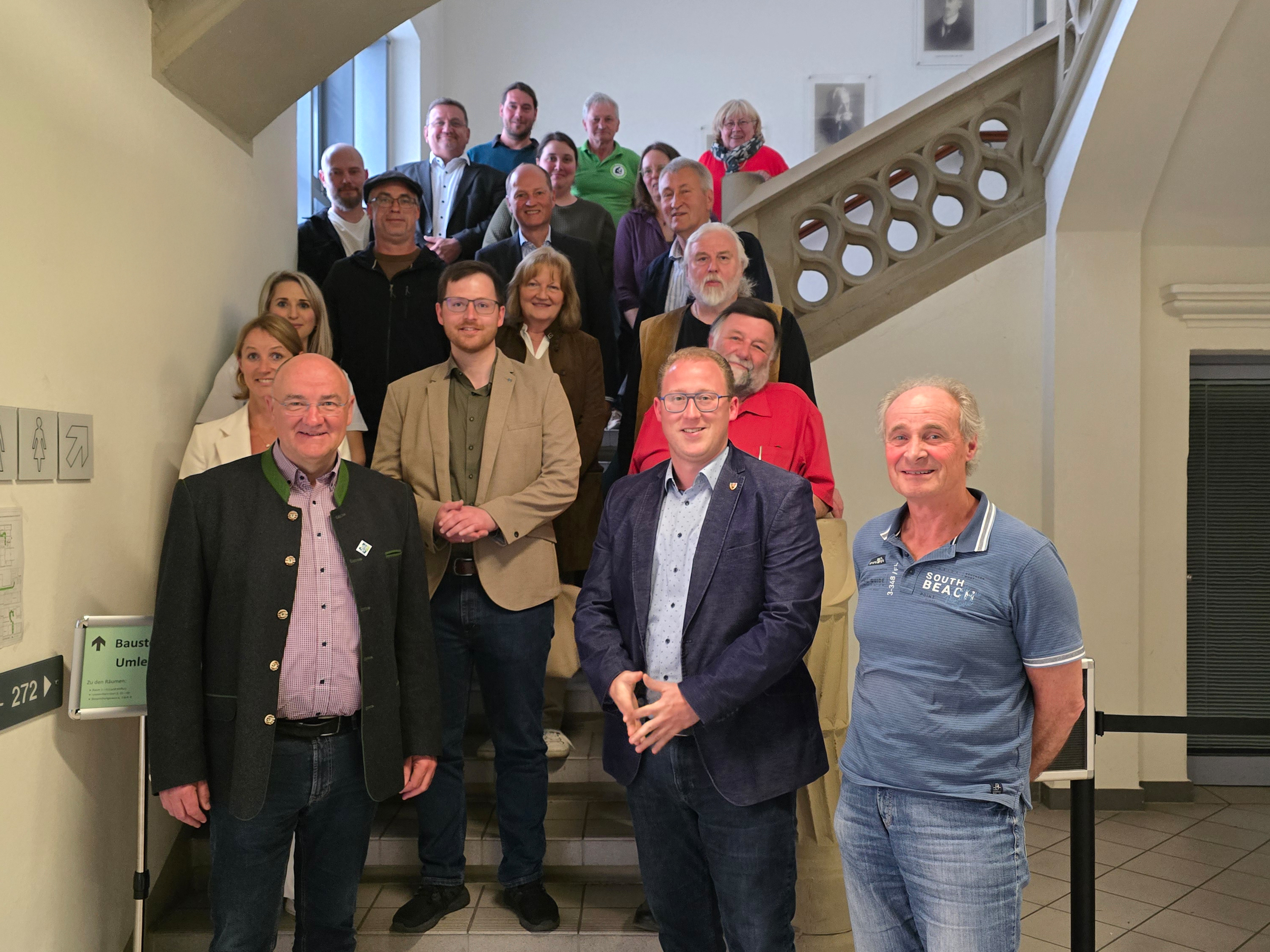 Der 1. Kreisbeigeordnete Philipp Rasbach gratulierte Uwe Hoffmann zur Wiederwahl als 1. Vorsitzender des Naturschutzbeirats des Landkreises Neuwied und freut sich auf eine konstruktive Zusammenarbeit mit dem neuen Beirat. Foto: Andrea Angermeer