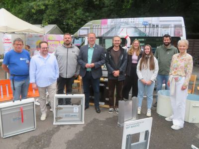Die Landkreise Mayen-Koblenz, Neuwied und Westerwaldkreis, jeweils vertreten durch die Ersten Kreisbeigeordneten Pascal Badziong (2. v. l.), Philipp Rasbach (Mitte) und Gabriele Wieland (rechts) sowie Mitarbeiterinnen und Mitarbeiter der jeweiligen Unteren Wasserbehörde, hatten als Träger der Hochwasserpartnerschaft Wied-Saynbach, das Hochwasserinfomobil des HKC nach Bendorf eingeladen, worüber sich auch Stadtbürgermeister Christoph Mohr freute (3. v. l.). Foto: Kreisverwaltung Westerwaldkreis / Roger Best