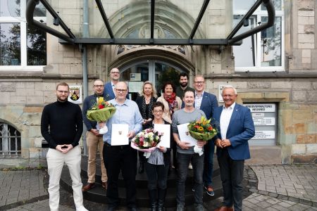 Der Landkreis Neuwied ist auch dank seines Personals in der Kreisverwaltung gut positioniert. Für ihren 25-jährigen Einsatz dankten Landrat Achim Hallerbach, der 1. Kreisbeigeordnete Philipp Rasbach und der stellvertretende Büroleiter Florian Nußbaum sowie Birgit Eisenhuth vom Personalrat im Gegenwart von Abteilungs- und Referatsleitungen jetzt Veruska Sartori, Stefan Lotz und Jürgen Schneider in einer kleinen Feierstunde . Foto: Julia Hinz / Kreisverwaltung Neuwied