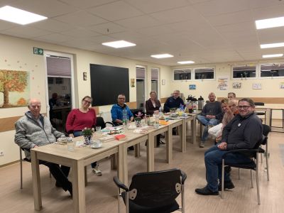 Die Veranstaltung wurde im Rahmen der Arbeit der Psychosozialen Arbeitsgemeinschaft  (PSAG) durchgeführt und erhielt finanzielle sowie organisatorische Unterstützung der  Kreisverwaltung Neuwied. Durch den Abend führten Sarah Berens und Julia Bröhling Kusterer, unterstützt von Ralf Piesack. Die ASD-Tagespflege „Im Rosengarten“ in Linz bot  dazu einen freundlichen und einladenden Rahmen. Foto: Verena Bruchof / Kreisverwaltung  Neuwied