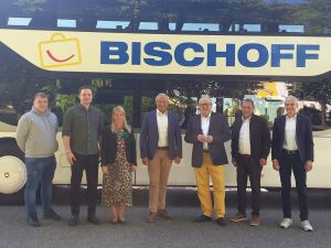 Foto von links nach rechts: Daniel Kaufmann  (Bischoff Touristik Busreisen), Jonas Otto (Bischoff Touristik Busreisen), (Sandra Köster (Wir Westerwälder), Landrat Achim Hallerbach (Kreis Neuwied), Landrat Dr. Peter Enders (Kreis Altenkirchen), Landrat Achim Schwickert Westerwaldkreis), Fred Jüngerich (Bürgermeister der Verbandsgemeinde Altenkirchen-Flammersfeld).