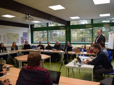 Im Kreismedienzentrum Neuwied kamen Vertreterinnen und Vertreter aus Bildung und Verwaltung zusammen, um die MINT-Förderung im Kreis mit neuen Projekten und frischen Impulsen weiter voranzubringen. Foto: Silke Läufer-Hermann / Kreismedienzentrum Neuwied