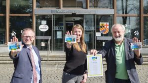 Foto: Oberbürgermeister Jan Einig, Alena Linke und Wolfgang Rahn von Steuerungsgruppe Fairtrade-Stadt sehen die erneute Fairtrade-Zertifizierung von Stadt und Kreis Neuwied als Anreiz, den fairen Handel weiter zu fördern. Foto: Maxie Meier