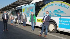 Foto: Bei der Vorstellung des Fairtrade-Busses (von links): Landrat Achim Hallerbach, Gabi Schäfer von der Stabstelle Energie, Klima und Umwelt des Kreises, Patrick Schiffel, Geschäftsführer von Schiffel Werbetechnik, Dirk Zickenheiner, Wolfgang Rahn, Sprecher der Lokalen Agenda 21 und der Fairtrade-Steuerungsgruppen in Stadt und Kreis, sowie  Oberbürgermeister Jan Einig.  