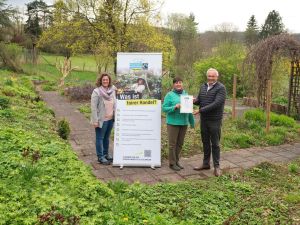 Foto: Landrat Achim Hallerbach und Gabi Schäfer von der Stabsstelle „Energie, Klima, Umwelt“ der Kreisverwaltung freuen sich, dass Kordula Honnef (Mitte) die Aufgabe als Sprecherin der Steuerungsgruppe des Kreises übernimmt.  