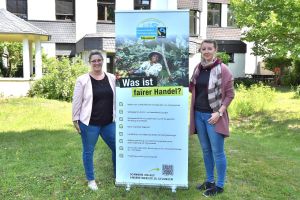 Foto: Die Steuerungsgruppen der Fairtrade-Stadt und des Fairtrade-Landkreises Neuwied haben Roll-ups entwickeln lassen, um künftig noch stärker für den Gedanken des „Fairen Handels“ zu werben und zu erklären, worum es dabei geht. „Das Banner zeigt auf einen Blick wichtige Gründe, auf Fairtrade zu setzen“, erklärten (v.l.) Gabi Schäfer (Kreis) und Alena Linke (Stadt) bei der Präsentation des Banners. 