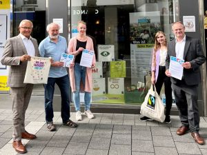 Foto v.l.: Landrat Achim Hallerbach, Wolfgang Rahn und Alena Linke von der Fairtrade-Stadt Steuerungsgruppe, Klimawandelanpassungsmanagerin des Landkreises Angelina Zahn und Oberbürgermeister Jan Einig vor dem Fairtrade Schaufenster in der Neuwieder Innenstadt, das zur Fairen-Woche im vergangenen September dekoriert wurde.  Foto: Martin Boden (Kreisverwaltung Neuwied).