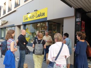 Foto: Gleich mehrere Aktionen wurden von den Steuerungsgruppen der Fairtrade-Stadt und dem Fairtrade-Landkreis Neuwied während der deutschlandweiten Fairen Woche im September angeboten. Schon zum dritten Mal wurde ein „Konsumkritischer Stadtrundgang“ durch Neuwied angeboten, der dieses Mal drei verschiedenen Stationen beinhaltete.