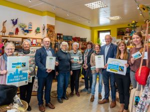 Foto: Im Neuwieder Eine-Welt-Laden freuen sich Alena Linke (Steuerungsgruppe Stadt Neuwied), Angelina Zahn (Steuerungsgruppe Kreis Neuwied), Oberbürgermeister Jan Einig, Landrat Achim Hallerbach sowie Ehrenamtliche des Eine-Welt-Ladens, dass der Fairtrade-Titel verlängert wurden. Foto: Kreisverwaltung Neuwied / Martin Boden