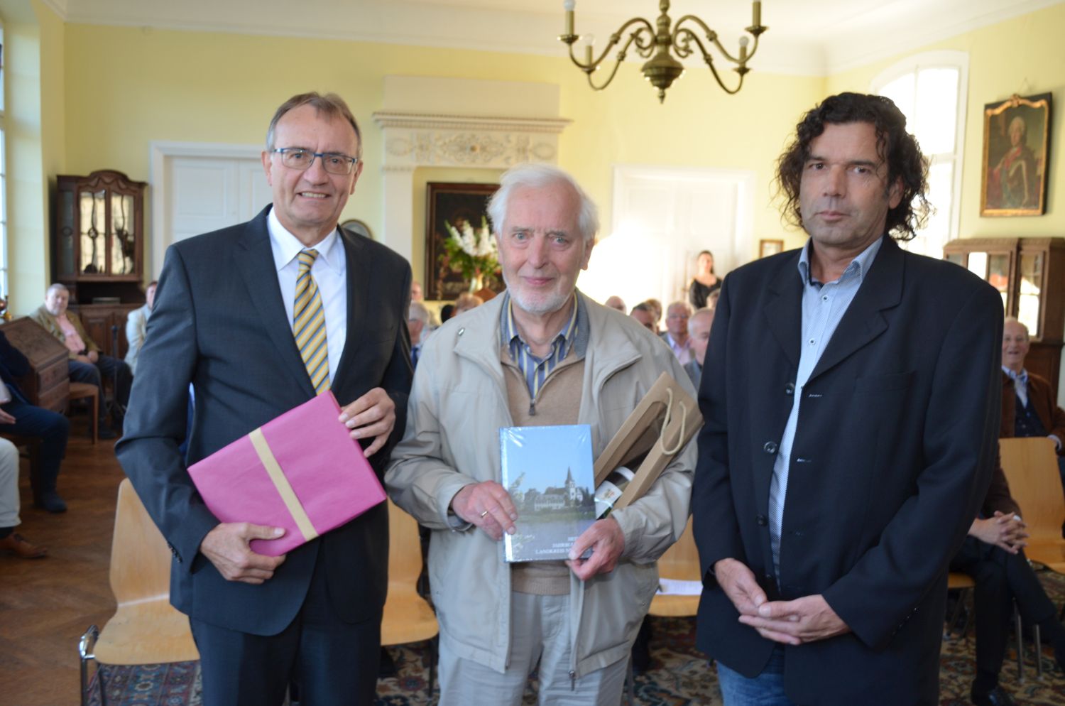 Foto: Für seine Mitwirkung am Heimatjahrbuch seit 1969 wurde Jakob Weiler (Mitte) von Landrat Rainer Kaul und Projektleiter Dr. Reinhard Lahr besonders gewürdigt