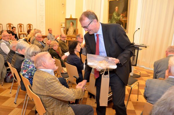 Foto: 2.	Für seine seit über 40jährige Mitarbeit und zum 70. Geburtstag wurde Friedel-Wulf Kupfer von Landrat Rainer Kaul besonders geehrt.