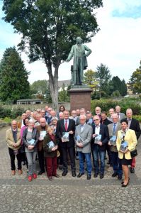 Foto: Das Heimat-Jahrbuch 2018 des Landkreises Neuwied ist soeben druckfrisch erschienen. Landrat Rainer Kaul stellte es gemeinsam mit Autoren, Redaktionsteam sowie Mitgliedern des Kulturausschusses vor. 