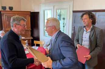 Foto: Landrat Achim Hallerbach dankte Rudolf Vollmer für seine langjährige Mitarbeit am Heimatjahrbuch. Rechts: Dr. Reinhard Lahr.