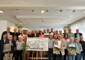 Foto: Hundert Jahre alt und dabei jung geblieben: Im idyllischen Isenburg konnte Landrat Achim Hallerbach jetzt gemeinsam mit den Autoren und dem Redaktionsteam um Dr. Reinhard Lahr mit dem Heimat-Jahrbuch 2025 des Landkreises Neuwied die Jubiläumsausgabe vorstellen. Foto: Thomas Herschbach