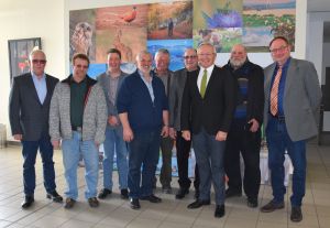 Foto: Für ein Gruppenbild versammelten sich die neuen Beisitzer und stellvertretenden Beisitzer des Höfeausschusses im Landkreis Neuwied. Volker Siemeister, Dirk Retterath, Hans-Ulrich Strecker und Norbert Wilsberg wurden als Beisitzer des Höfeausschusses im Landkreis Neuwied auf weitere drei Jahre vom Landwirtschaftsgericht berufen und von Landrat Achim Hallerbach im Beisein des Vorsitzenden des Höfeausschusses, Thomas Ecker verpflichtet. Als stellvertretende Beisitzer wurden verpflichtet: Albert Schmitz, Walter Bretz, Ulrich Schreiber und Xaver Maxein (fehlt auf dem Foto). 