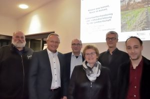 Foto: Zur achten Veranstaltung der Vortragsreihe LANDreisen konnte Achim Hallerbach, Landrat des Landkreises Neuwied und zuständiger Dezernent für den Fachbereich Landwirtschaft wieder einmal zahlreiche Gäste aus Land- und Forstwirtschaft begrüßen. Entscheidungshilfen zum Extremwettermanagement der Landwirtschaft war Thema. Foto (v.l.n.r.): Ulrich Schreiber (Vorsitzender des Kreisbauernverbandes Neuwied), Landrat Achim Hallerbach, Thomas Ecker (Kreisverwaltung Neuwied, Landwirtschaftsabteilung), Hella Holschbach (Vorsitzende der Landfrauen Kreisverband Neuwied), Dr. Rolf Lessing, Geschäftsführer der DELPHI IMM GmbH, und Dr. Thorsten Ulbrich, Julius-Kühn-Institut.