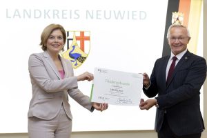 Foto:  Bundesministerin Julia Klöckner übergibt den Förderbescheid an Achim Hallerbach, Landrat des Kreises Neuwied. Quelle: BMEL/Photothek