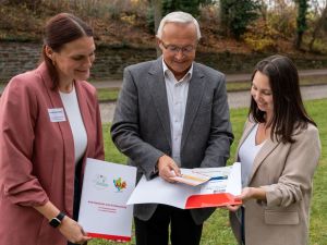 Foto: Mit Kreis-Netzwerkkoordinatorin Kindeswohl, Laura Rockenfeller (links) und Nicole Bauer von der Kreisjugendpflege konnte Landrat Achim Hallerbach bereits einen zufriedenen Blick in die neuen Kitamappen „Informationen zum Kinderschutz für Kindertagesstätten im Landkreis Neuwied“ werfen. Foto: Martin Boden / Kreisverwaltung Neuwied.