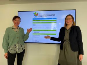 Foto: Daniela Kiefer (links) und Stefanie Breßler vom Kreis-Jugendamt wollen sich einen noch genaueren Einblick in die Bedürfnisse von Kindern sucht- oder psychisch kranker Eltern verschaffen und hoffen auf möglichst viele Teilnehmer an ihrer Online-Befragung. 