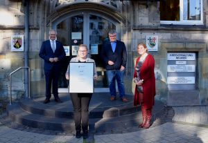 Foto v.l.n.r.: Landrat Achim Hallerbach, Bildungsmanagerin Laura Schaaf, 1. Kreisbeigeordneter Michael Mahlert und Bildungsmanagerin Andrea Oosterdyk.