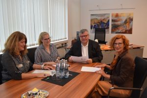 Foto(v.r.n.l.): Mechtild Laupichler (Referatsleiterin Schulen, Weiterbildung und Sport), Michael Mahlert (Bildungsdezernent), Laura Schaaf (kommunale Bildungsmanagerin/Bildungsmonitorerin), Andrea Oosterdyk (Bildungskoordinatorin für Neuzugewanderte) bei der Nachbereitung der Bildungsforen. 