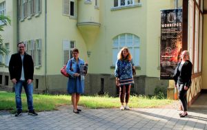 Foto: Durch Kooperation zur erfolgreichen Projektförderung. Von links nach rechts: Museumsleiter Dr. Frank Moseler, Schulleiterin Andrea Winkelmann, Andrea Oosterdyk und Laura Schaaf vom Bildungsbüro des Landkreises.