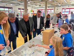 Foto: Die Schüler wussten mit ihren Projekten zu überzeugen. Unser Bild zeigt Landrat Achim Hallerbach und Kreisbeigeordneten Michael Mahlert beim Rundgang. 