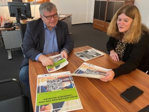 Foto: Kreisbeigeordneter Michael Mahlert und Andrea Oosterdyk vom Bildungsbüro des Kreises Neuwied empfehlen den Schulwegweiser.