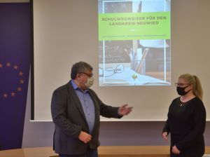 Foto: 1. Kreisbeigeordneter Michael Mahlert und Bildungsmanagerin Laura Schaaf bei der Besprechung des aktuellen Schulwegweisers für den Landkreis Neuwied 2021 – weiterführende Schulen, Förderschulen, berufsbildende Schulen.