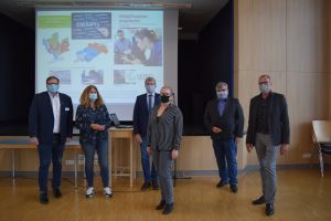 Foto: Unter coronakonformen Bedingungen fand die „AG Bildung“ in der Neuwieder David-Roentgen-Schule statt. Die gewerblich-technische Berufsschule gab der „AG Bildung“ mit dem Themenschwerpunkt „MINT“ den passenden Rahmen. V.r.n.l.: Dirk Oswald (Schulleiter der David-Roentgen-Schule), Michael Mahlert (Bildungsdezernent), Laura Schaaf (kommunale Bildungsmanagerin/Bildungsmonitorerin), Ralf Seemann (Beigeordneter Stadt Neuwied), Andrea Oosterdyk (Bildungskoordinatorin für Neuzugewanderte) und Thomas Hennig (zweiter stellvertretender Schulleiter der David-Roentgen-Schule).