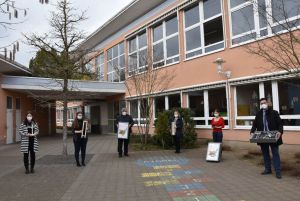 Foto: Die Grundschule Heddesdorfer Berg freut sich schon bald mit der „KiTec“-Kiste zu arbeiten. V.r.n.l.: Peter Jung (Bürgermeister der Stadt Neuwied), Gerhild Löbker (Schulleiterin an der Grundschule Heddesdorfer Berg), Laura Schaaf (kommunale Bildungsmanagerin/Bildungsmonitorerin), Michael Mahlert (1. Kreisbeigeordneter), Indra Günster und Kristin Koch (Lehrerinnen an der Grundschule Heddesdorfer Berg)