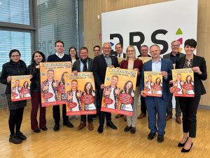 Foto: Landrat Achim Hallerbach, Oberbürgermeister Jan Einig, IHK-Regionalgeschäftsführerin Kristina Kutting und die Leiterin der Agentur für Arbeit Neuwied, Stefanie Adam, freuen sich mit den weiteren Vertreterinnen und Vertretern der Fachkräfteallianz auf eine gute Resonanz der AusbildungsmessePlus am 16. Mai in David-Roentgen-Schule und Alice- Salomon-Schule Neuwied. Foto: Thomas Herschbach 