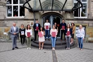 Foto: Stolz halten die Prüflinge der Laufbahnen 2. und 3. Einstiegsamt die Urkunden in der Hand. Vordere Reihe von links neben Landrat Achim Hallerbach: Elena Landfester, Laura Schumacher, Lilija Noll, Alina Franz, Sabrina Grau und Büroleiterin Diana Wonka. (hintere Reihe von links) Timo Holzapfel, Dennis Daun, Ausbildungsleiterin Nesrin Uslu, Michael Wolf und Personalratsvorsitzende Birgit Eisenhuth.