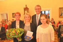 Foto: (v.l.n.r.) Laudatorin Claudia Altwasser, Ehrenpreisträgerin Verena Bentele, Landrat Rainer Kaul und Musikerin Vanessa Kasto  