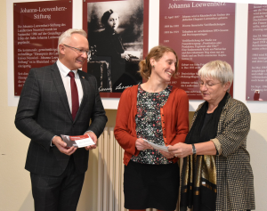 Foto: Nach persönlicher Begegnung mit Katrin Pütz, Ehrenpreisträgerin der Johanna-Loewenherz-Stiftung, sieht Landrat Achim Hallerbach die Entscheidung des Kreisausschusses bestätigt: „Katrin Pütz ist mehr als eine würdige Ehrenpreisträgerin unserer Johanna Loewenherz-Stiftung“. Der Einladung von Landrat Achim Hallerbach (links) und der Gleichstellungsbeauftragten Doris Eyl-Müller (rechts) zu einem persönlichen Kennenlernen vor der Preisverleihung der Johanna-Loewenherz Stiftung, am 12. März 2020, war die Ehrenpreisträgerin, Katrin Pütz gerne gefolgt.