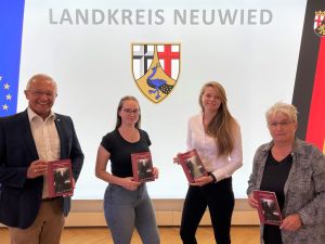 Foto: Landrat Achim Hallerbach und Kreis-Gleichstellungsbeauftragte Doris Eyl-Müller gratulierten Fiona Isabel Schäfer (2. von links) und Lisa Laß zum diesjährigen Johanna-Loewenherz-Preis. 