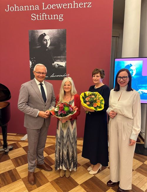Foto: Landrat Achim Hallerbach und die Gleichstellungsbeauftragte des Landkreises Neuwied, Daniela Kiefer, ehrten die Fotografin Johanna Maria Fritz und die Anwältin Sonja Hirschberger. Für ihre beruflich im Auslandseinsatz tätige Tochter nahm deren Mutter Daniele Fritz (neben Landrat Achim Hallerbach) den Preis entgegen. Fotos: Thomas Herschbach