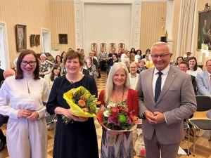 Foto: Landrat Achim Hallerbach und die Gleichstellungsbeauftragte des Landkreises Neuwied, Daniela Kiefer, ehrten die Fotografin Johanna Maria Fritz und die Anwältin Sonja Hirschberger. Für ihre beruflich im Auslandseinsatz tätige Tochter nahm deren Mutter Daniele Fritz (neben Landrat Achim Hallerbach) den Preis entgegen. Fotos: Thomas Herschbach