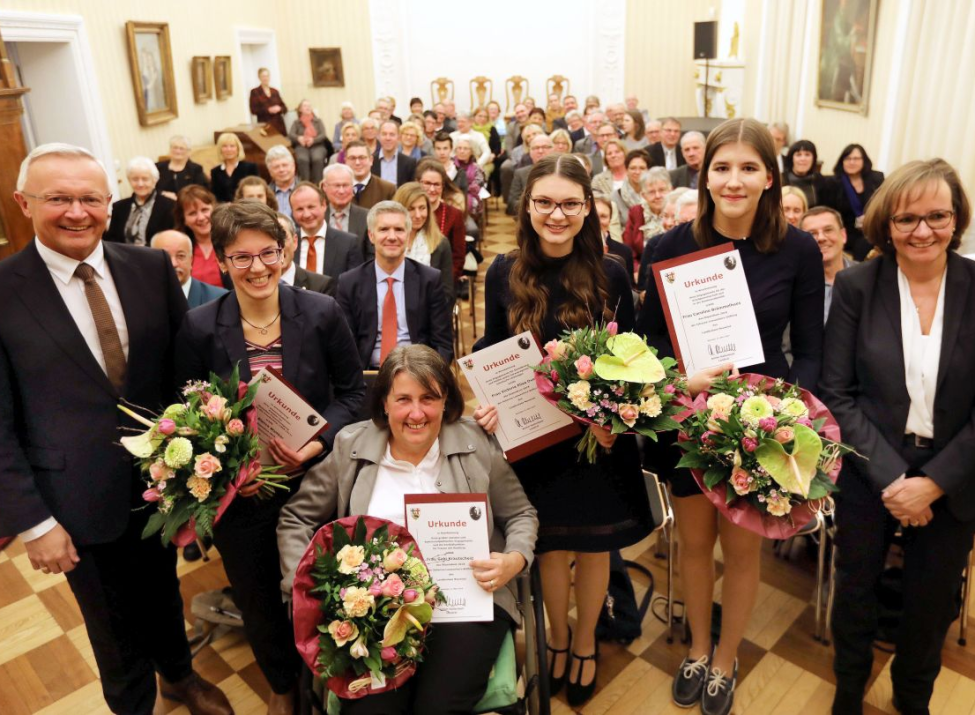 Foto: Bianca Walther (2.v.l.) aus Berlin, Gabi Krautscheid (3.v.l.) aus Asbach, Victoria Elisa Over (4.v.l.) aus Breitscheid-Hochscheid und Caroline Brömmelhues (5.v.l.) aus Windhagen sind die Stipendiatinnen der Johann-Loewenherz-Stiftung des Landkreises Neuwied. Alle vier wurden durch Landrat Achim Hallerbach (links) ausgezeichnet. Kerstin Schwanbeck-Stephan (rechts), die für die erkrankte Gleichstellungsbeauftrage Doris Eyl-Müller sprach, stellte die vier Stipendiatinnen vor.